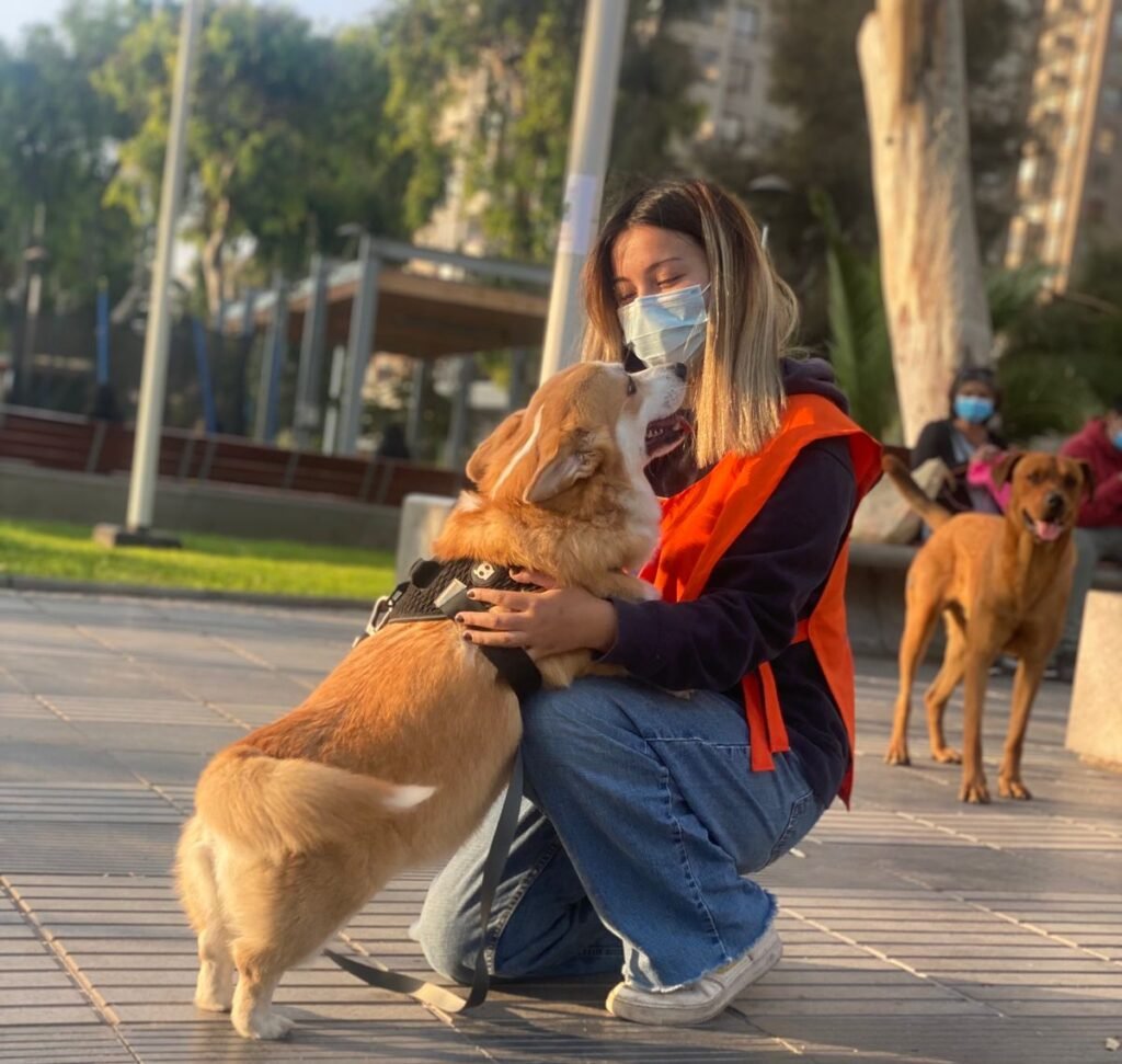 Cuidadora de Akiles junto a un perro
